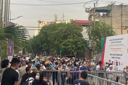 Hàng nghìn người thức xuyên đêm xếp hàng nhận vé mời trận bán kết bóng đá nữ SEA games
