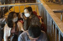 Sốt vé bóng đá nữ, NHM bỏ tiền triệu mua lại vé miễn phí