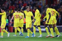 Liverpool thắng ngược, bám đuổi Man City đến vòng cuối