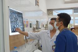 Ngộ độc, tổn thương não sau khi uống rượu ngâm rễ cây rừng chữa xương khớp