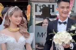 Bà xã Mạc Văn Khoa xinh đẹp tựa công chúa bước vào lễ đường, vàng đeo trĩu cổ