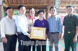 Đồng chí Nguyễn Hưng Vượng trao Huy hiệu Đảng tại huyện Lâm Bình