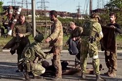 Nga công bố hình ảnh lính Ukraine rời nhà máy thép Azovstal