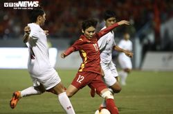HLV Mai Đức Chung: 'Cờ đỏ sao vàng rợp khán đài thôi thúc chúng tôi rất nhiều'