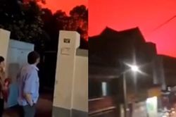 Bầu trời bất ngờ chuyển màu đỏ rực, người dân sợ hãi cho rằng đây là điềm báo tai họa