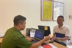 Trưởng Công an xã '3 cùng' triển khai cấp đăng ký xe