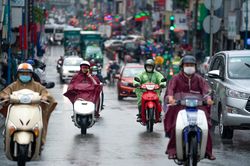 TP.HCM mưa lớn từ giữa trưa
