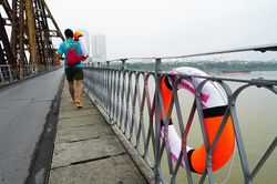 Phao cứu sinh trên cầu ở Hà Nội không bị trộm