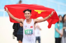 Hoàng Nguyên Thanh mang về chiếc HCV SEA Games marathon nam đầu tiên cho Việt Nam