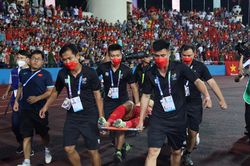 U23 Việt Nam: Văn Xuân bật khóc, rời sân bằng cáng vì chấn thương