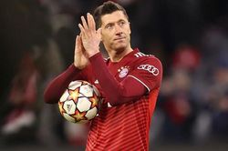 Lewandowski chấp nhận giảm lương để đến Barca