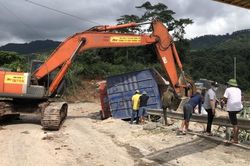 Lật xe chở sắn, đường qua Cửa khẩu Quốc tế La Lay bị ách tắc
