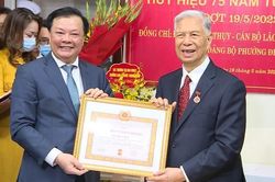 Nguyên Phó Chủ tịch Quốc hội Đặng Quân Thụy nhận Huy hiệu 75 năm tuổi Đảng