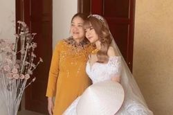 Mẹ Mạc Văn Khoa tặng cho con dâu món quà đầy ý nghĩa trong ngày trọng đại