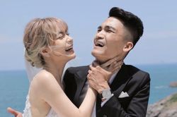 Soi nhan sắc Vy Pumpe: Cô dâu lớn hơn Mạc Văn Khoa 2 tuổi đeo vàng nặng trĩu trong đám cưới