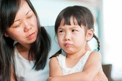 Con bị cô giáo phê bình, 3 phản ứng của người mẹ có thể ảnh hưởng đến tương lai của trẻ