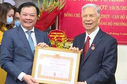 Nguyên Phó Chủ tịch Quốc hội Đặng Quân Thụy nhận Huy hiệu 75 năm tuổi Đảng