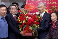 Nguyên Phó Chủ tịch Quốc hội Đặng Quân Thụy nhận Huy hiệu 75 năm tuổi Đảng