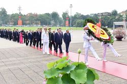 Lãnh đạo Đảng, Nhà nước và thành phố Hà Nội vào Lăng viếng Chủ tịch Hồ Chí Minh