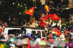 U23 Việt Nam vào chung kết, cổ động viên TPHCM xuống đường ăn mừng