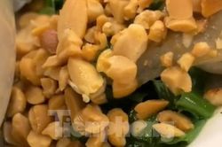 Ăn nửa con hàu nướng mỡ hành, thực khách tá hỏa phát hiện cả đống dòi đang bò 'tung tăng'