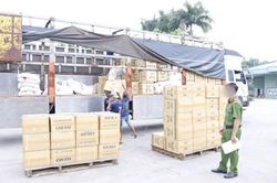 Bắt giữ số lượng hàng nhập lậu cực lớn được ngụy trang trên xe tải