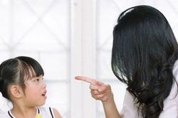 Con bị cô mắng, 3 phản ứng của mẹ có thể ảnh hưởng tương lai của trẻ