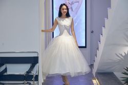 Tiết lộ bộ váy Minh Hằng diện trong hình cưới: Vải được nhập từ nước ngoài, thiết kế tỉ mỉ hơn 1 tháng