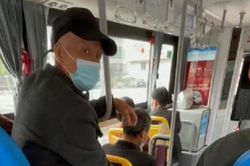 Lỡ mặc váy xẻ quá sâu, cô gái mặt tái mét khi bắt gặp ánh nhìn chằm chằm của người đàn ông lạ