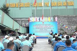 Gắn biển công trình thanh niên chào mừng kỷ niệm 15 năm ngày thành lập Đảng bộ TKV