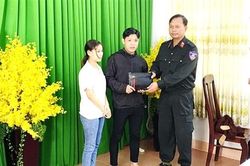 Cảnh sát cơ động nhặt được tài sản trả người đánh rơi
