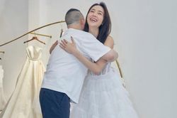 Minh Hằng cười hết cỡ khi đi thử váy cưới