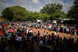 Hàng nghìn người Sri Lanka xếp hàng dài mua xăng, khí đốt