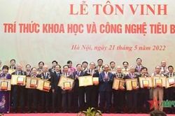 Chủ tịch nước Nguyễn Xuân Phúc dự Lễ tôn vinh trí thức khoa học và công nghệ tiêu biểu năm 2022