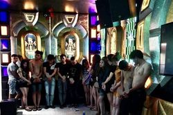Phát hiện 13 thanh thiếu niên 'bay lắc' trong quán karaoke không phép