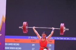 Nín thở xem Phạm Thị Hồng Thanh nâng tạ 'vô đối', phá 3 kỷ lục SEA Games