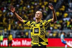 Haaland tặng quà chia tay khủng cho HLV và đồng đội ở Dortmund
