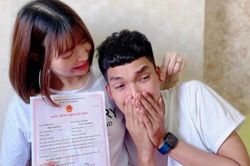 Mạc Văn Khoa hồi hộp, không nói nên lời trước khoảnh khắc cùng vợ kí vào giấy kết hôn