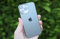 Tại sao iPhone 14 trông giống iPhone 12?