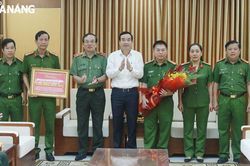 Chủ tịch UBND thành phố thưởng nóng Công an thành phố 150 triệu đồng