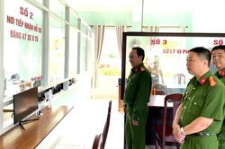 Lãnh đạo Công an tỉnh kiểm tra công tác cấp biển số xe theo quy định mới