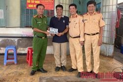 Người dân bấm được biển đẹp 'ngũ 6' trong ngày đầu đăng ký biển số xe tại xã