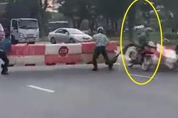 Thiết lập barie trên đường đón lõng bắt 2 đối tượng cướp giật