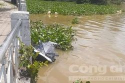 Mô tô nước va chạm sà lan trên sông Sài Gòn, 2 người chết