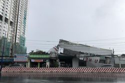 Bình Dương: Biển quảng cáo bị cuốn bay vào lưới điện, gây mất điện diện rộng