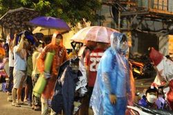 Quảng Ninh: Hình ảnh người hâm mộ đội mưa thức thâu đêm chờ nhận vé chung kết bóng đá nữ