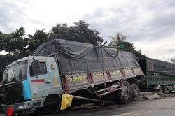 Thừa Thiên Huế: Đâm đuôi xe đầu kéo lúc rạng sáng, xe tải mất lái cày nát giải phân cách