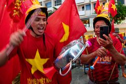 CĐV ở TP.HCM nhảy múa, ăn mừng chiến thắng của U23 Việt Nam