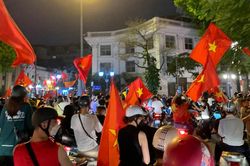 Cờ đỏ sao vàng tung bay mừng chức vô địch của U23 Việt Nam