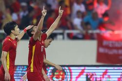 CĐV Việt Nam so sánh bàn thắng của Mạnh Dũng với cú đánh đầu của Ronaldo